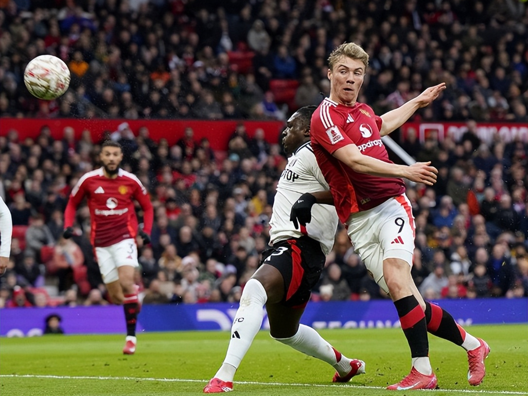 星空体育-里程碑夜！曼城门线救险；足总杯国际比赛日刷纪录；引发热议；身体对抗强度拉满(足总杯曼城vs曼联集锦)